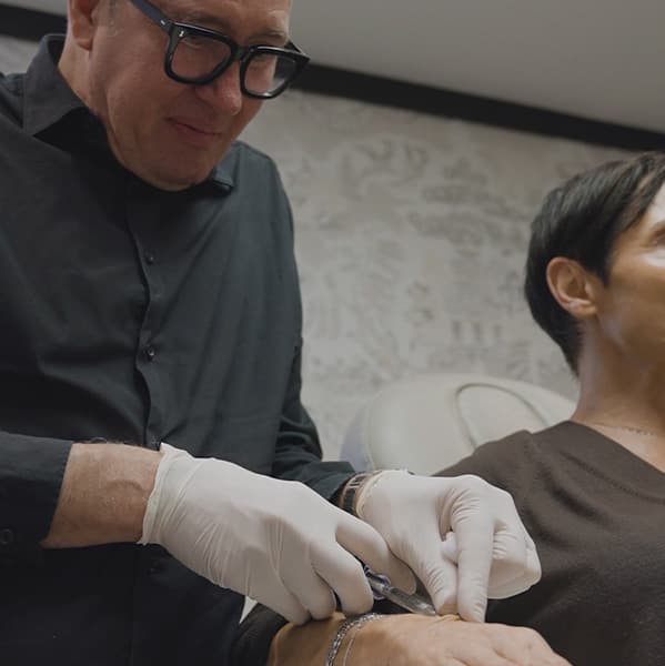 Exosomes-skin-regeneration-hands